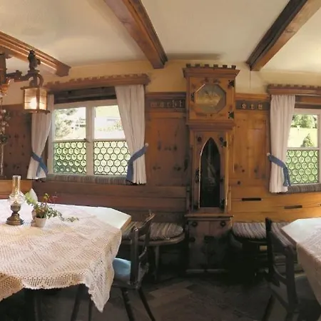 Adler Garni מלון 3*