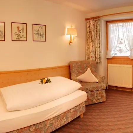 Adler Garni Hotel 3*