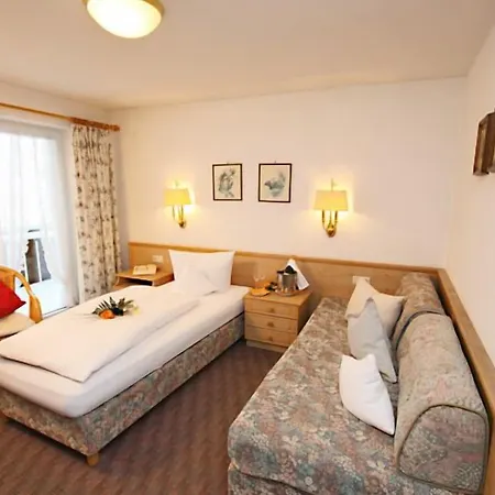 Adler Garni מלון 3*